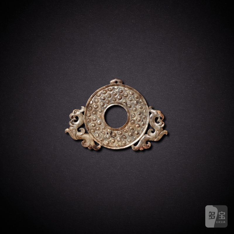 A small jade 'phoenix' disc, bi, Western Han dynasty | 西漢 玉雙鳳紋出廓穀紋璧 - 图2